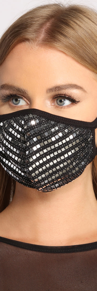 With Metallic Moment Sequin Face Mask as your homecoming jewelry or accessories, your 2023 Homecoming dress look will be fire!