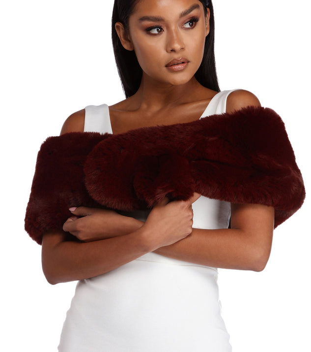 Sophisticated Lady Faux Stole Wrap is the perfect Homecoming look pick with on-trend details to make the 2023 HOCO dance your most memorable event yet!
