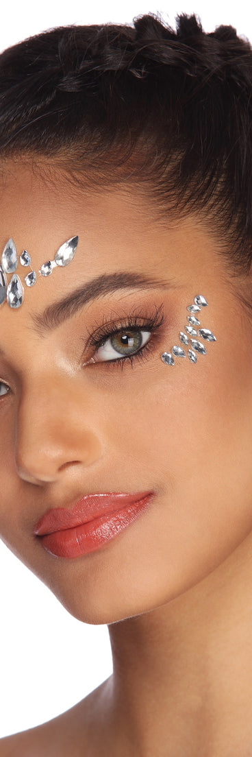 Faceted Tear Drop Face Gems is a trendy pick to create 2023 festival outfits, festival dresses, outfits for concerts or raves, and complete your best party outfits!