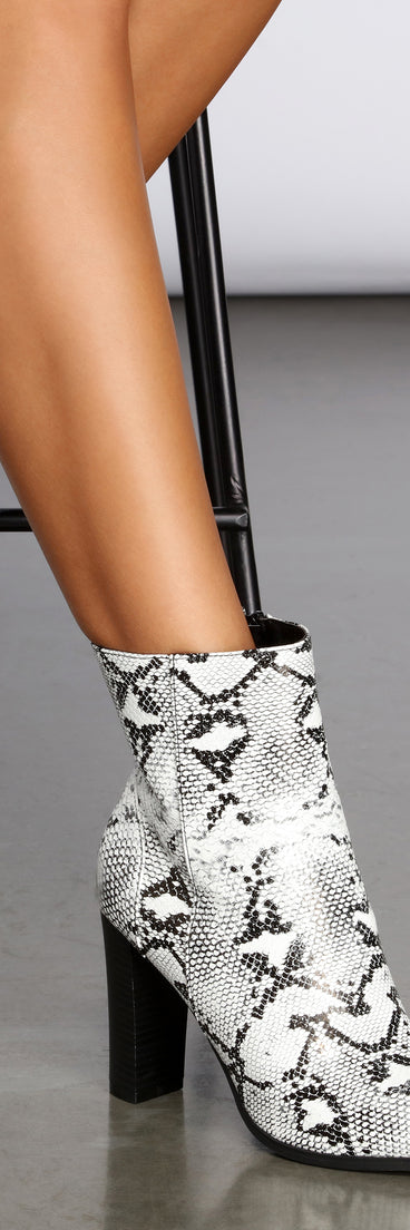 Stunning Snake Booties is a trendy pick to create 2023 concert outfits, festival dresses, outfits for raves, or to complete your best party outfits or clubwear!