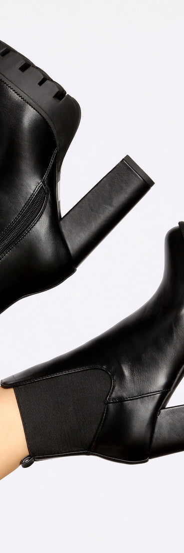 Rock It Hun Platform Lug Boots is a trendy pick to create 2023 concert outfits, festival dresses, outfits for raves, or to complete your best party outfits or clubwear!