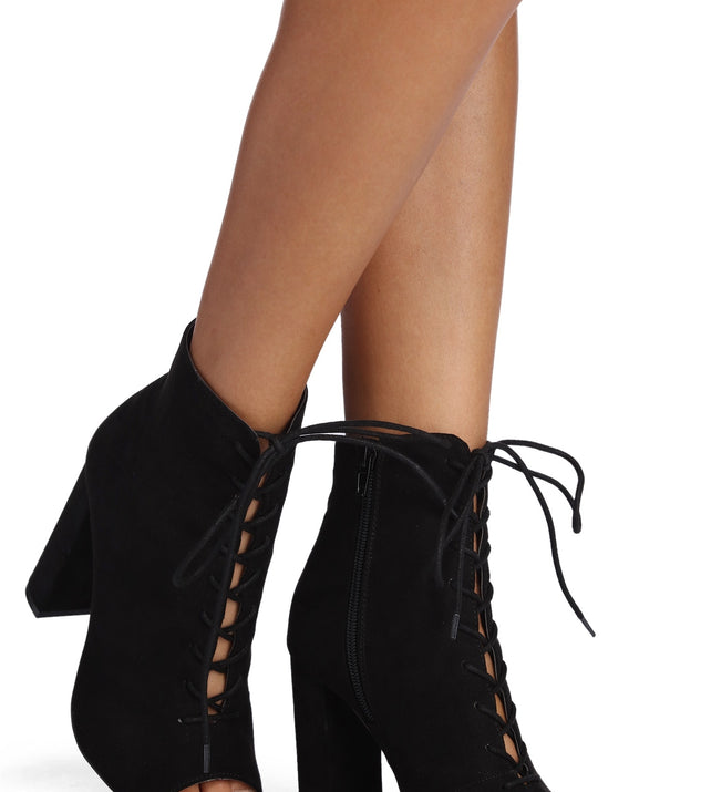 Level Up Lace Up Booties is a trendy pick to create 2023 concert outfits, festival dresses, outfits for raves, or to complete your best party outfits or clubwear!