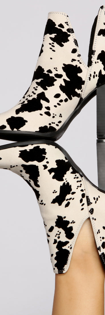 Western Vibes Block Heel Booties is a trendy pick to create 2023 concert outfits, festival dresses, outfits for raves, or to complete your best party outfits or clubwear!