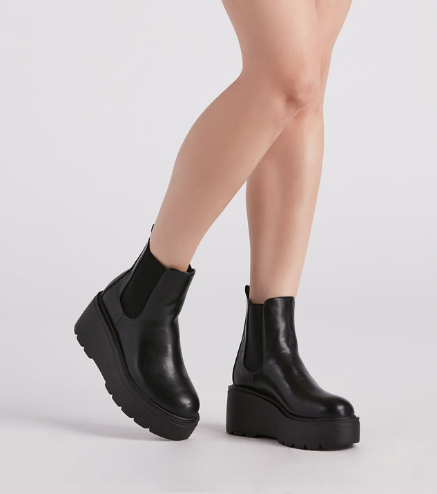 It's True Lug Platform Booties is a trendy pick to create 2023 concert outfits, festival dresses, outfits for raves, or to complete your best party outfits or clubwear!