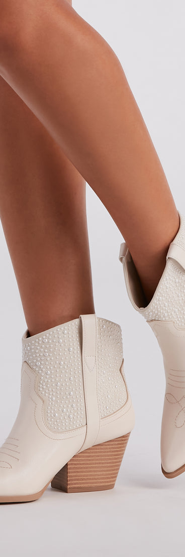 Country Babe Pearl Detailed Western Booties is a trendy pick to create 2023 concert outfits, festival dresses, outfits for raves, or to complete your best party outfits or clubwear!