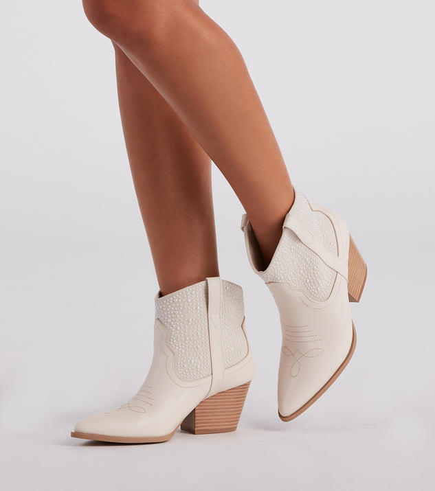 Country Babe Pearl Detailed Western Booties is a trendy pick to create 2023 concert outfits, festival dresses, outfits for raves, or to complete your best party outfits or clubwear!