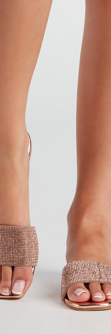 Just Like Magic Chrome Sandals is a trendy pick to create 2023 concert outfits, festival dresses, outfits for raves, or to complete your best party outfits or clubwear!