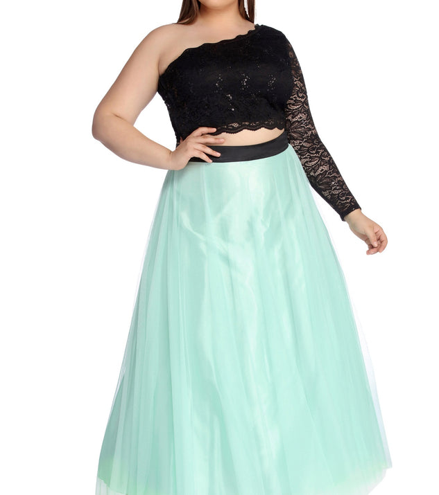 Plus Victoria Two Piece Lace Dress provides gorgeous formal dress style to feel beautiful for Homecoming 2023, Bridesmaids, Wedding Guests, Winter Formal Dance, Military Balls, and Prom.